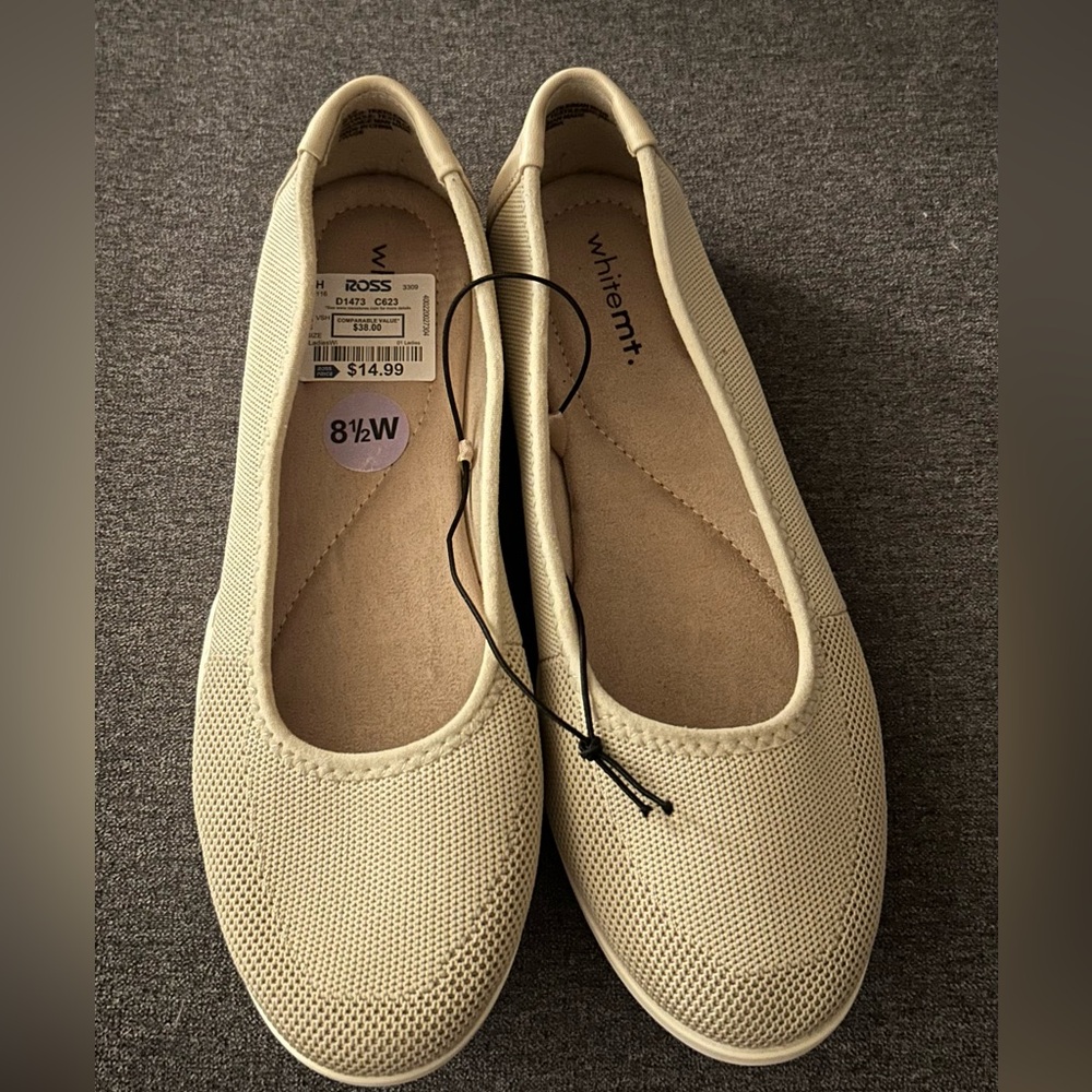 Women’s White Mt new Cream Flats size 8 1/2 W